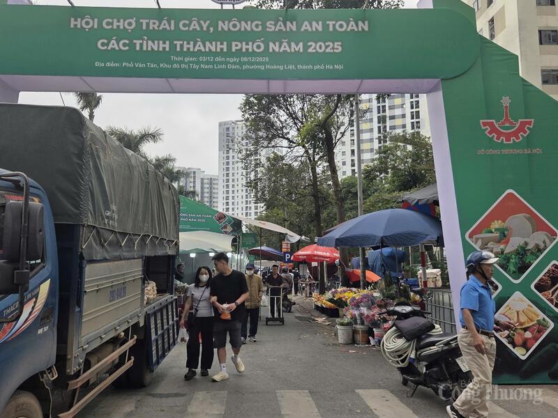 Người dân tham quan mua sắm tại hội chợ trước giờ khai mạc.