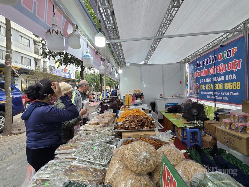 Người dân Hà Nội tham quan gian hàng nước mắm, cá khô Thanh Hóa.