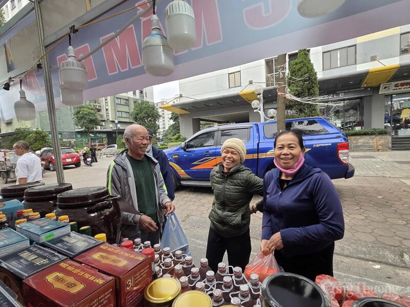 Hội chợ với 130 gian hàng, các loại hoa quả đặc sản vùng miền phục vụ khách mua sắm.