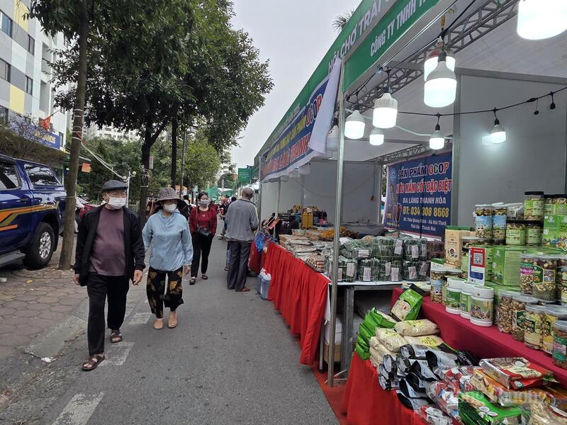 Các gian hàng được bố trí dọc bên lối đi giúp người dân dễ dàng tham quan.