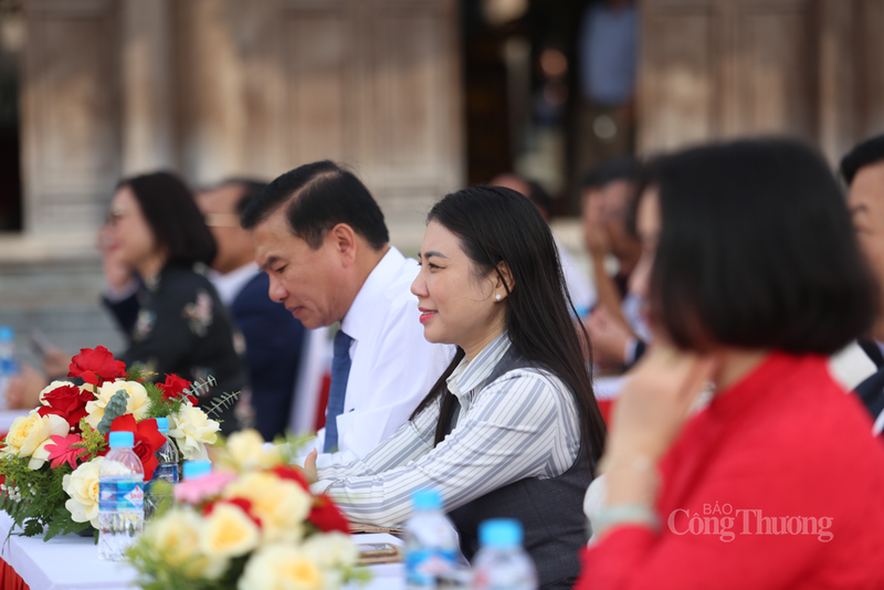 Các đại biểu tham dự khai mạc triển lãm.