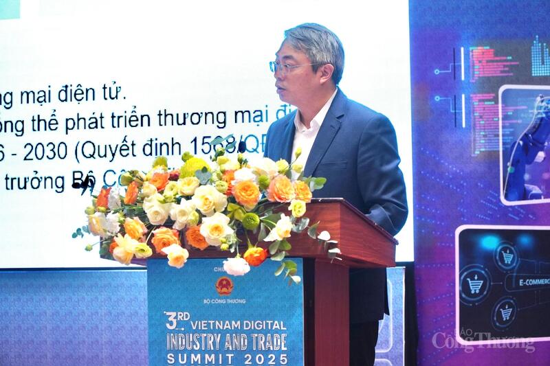 Biträdande direktör Hoang Ninh sa att industri- och handelssektorn, baserat på de uppnådda resultaten, fastställde att detta skulle bli året för att skapa ett antal strategiska genombrott. Foto: Minh Trang.