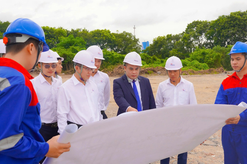 Chủ tịch HĐQT và đội ngũ kỹ thuật Tôn Pomina trao đổi về quy hoạch hạ tầng nhà máy giai đoạn 2, nâng công suất lên 1,2 triệu tấn/năm. Ảnh: Tôn Pomina