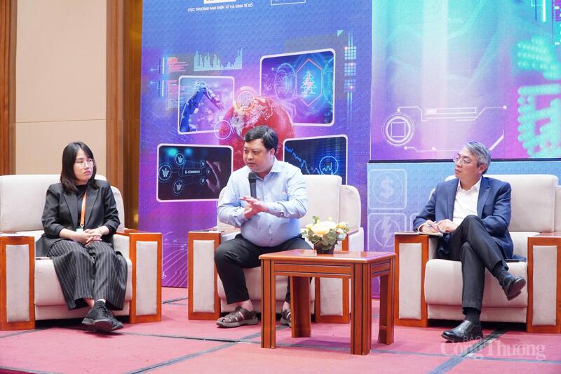 Ông Lê Nguyễn Trường Giang, Viện trưởng Viện Chiến lược chuyển đổi số (ngồi giữa) nhấn mạnh, thành công trong chuyển đổi số năng lượng không chỉ dựa vào công nghệ mà phụ thuộc chủ yếu vào tư duy và cách tổ chức của doanh nghiệp. Ảnh: Minh Trang