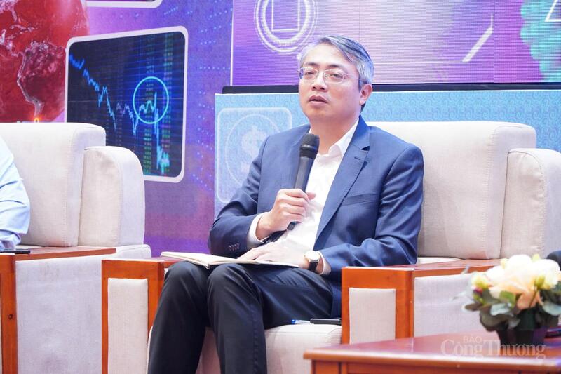 Ông Hoàng Ninh, Phó Cục trưởng Cục Thương mại điện tử và Kinh tế số cho biết, ngành Công Thương đang bước vào giai đoạn tăng tốc trong quá trình chuyển đổi số, triển khai sâu rộng từ số hóa hồ sơ, dữ liệu đến vận hành thông minh dựa trên cơ sở dữ liệu. Ảnh: Minh Trang