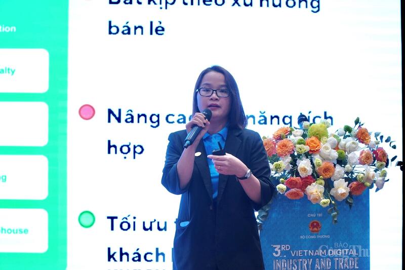 Bà Lê Thị Nga, Giám đốc Khối Social Commerce & Shipping, Sapo trình bày cách doanh nghiệp chuyển đổi số quy trình bán hàng thông qua bộ giải pháp OmniAI. Ảnh: Minh Trang