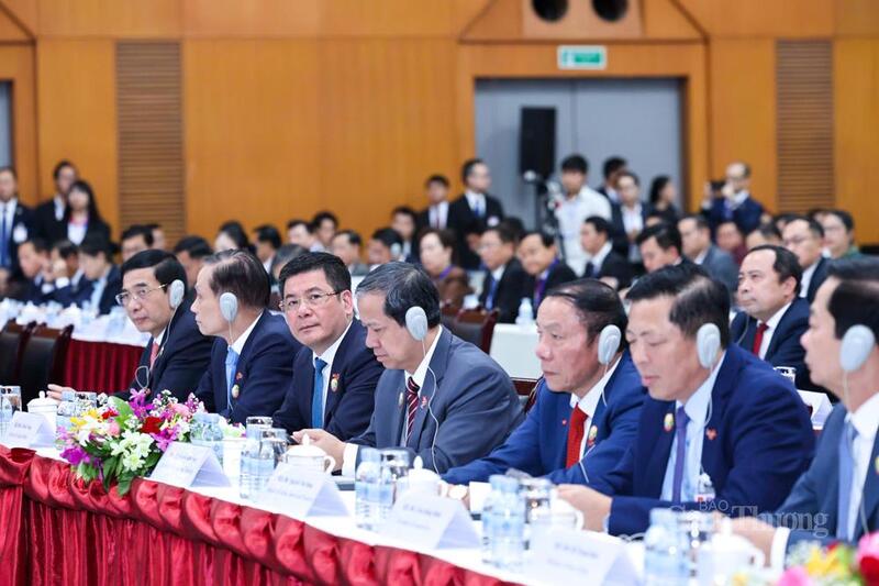 Bộ trưởng Bộ Công Thương Nguyễn Hồng Diên cùng lãnh đạo các bộ, ngành tháp tùng Thủ tướng Phạm Minh Chính tham dự hội nghị.