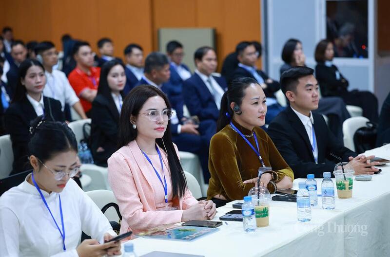 Đại biểu các bộ ngành, doanh nghiệp hai nước tham dự hội nghị.