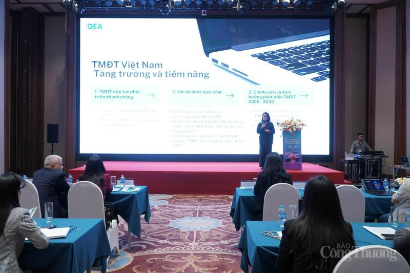 Bà Lê Thị Hà, Trưởng phòng Quản lý hoạt động thương mại điện tử, Cục Thương mại điện tử và Kinh tế số, Bộ Công Thương phát biểu tại phiên chuyên đề. Ảnh: Minh Trang