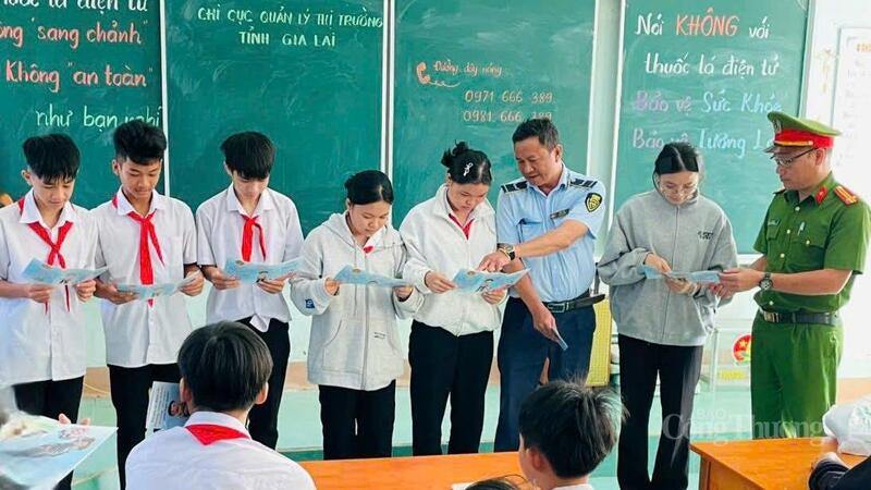 Công an tỉnh Gia Lai  phối với với lực lượng Quản lý thị trường tỉnh Gia Lai tặng quà cho em học sinh trong buổi học ngoại khóa.