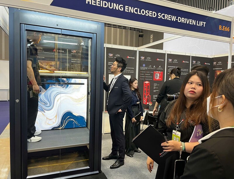 ບັນດາວິສາຫະກິດນຳສະເໜີເຕັກໂນໂລຊີລິຟຄັ້ງຫຼ້າສຸດຢູ່ງານວາງສະແດງລິຟໂຕກຽວ ຫວຽດນາມ 2025. ພາບໂດຍ ເຟືອງຮວ່າ