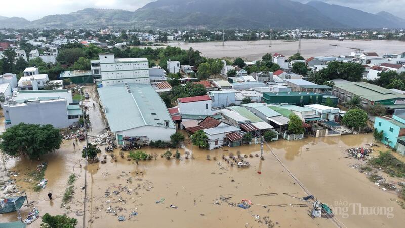 Nhiều khu vực tiếp tục ngập sâu sau cơn mưa tối 3/11. Ảnh: Diễm Thương