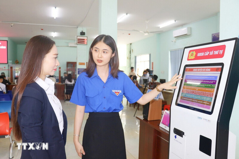 Người dân được hướng dẫn tận tình khi đến giải quyết thủ tục hành chính. Ảnh: TTXVN