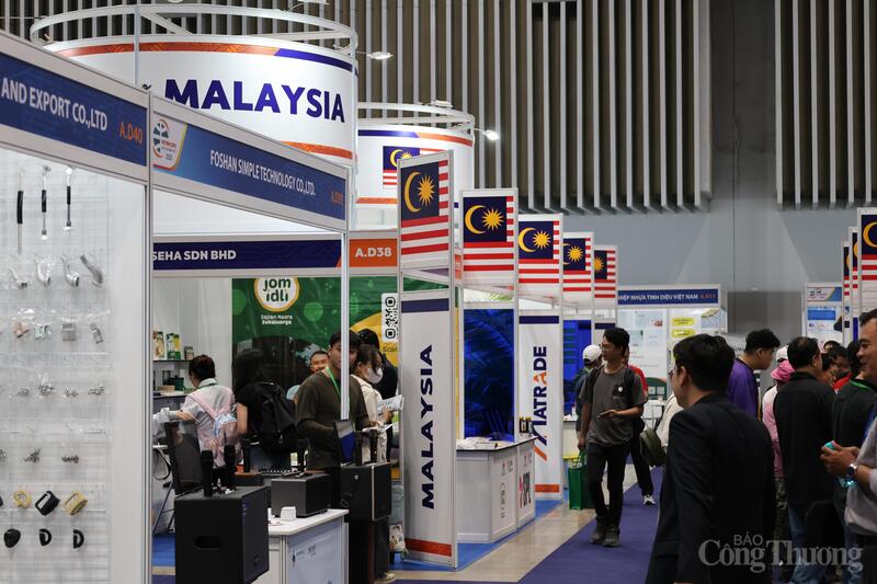 Các gian hàng của doanh nghiệp Malaysia tại triển lãm.