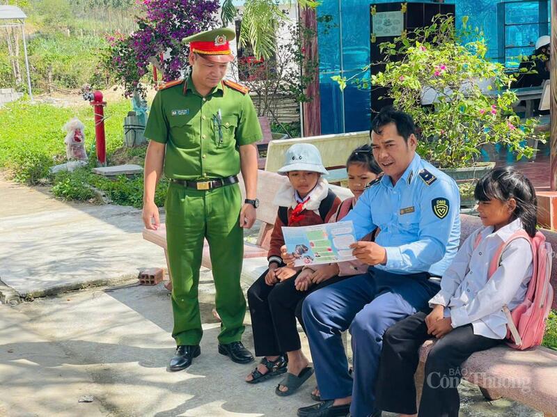 Lực lượng Quản lý thị trường tỉnh Gia Lai phối hợp với Công an tỉnh Gia Lai tuyên truyền về tác hại của thuốc lá điện tử cho học sinh.