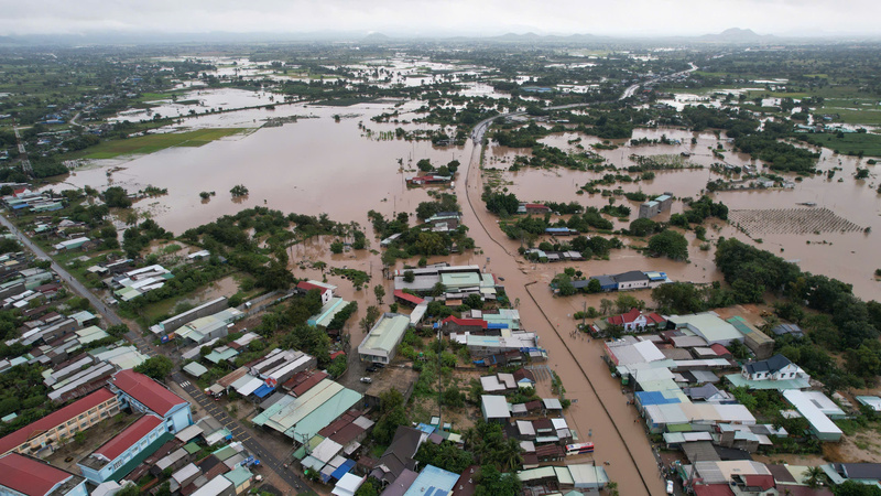 Mưa lũ gây ngập sâu tại nhiều khu vực buộc UBND phường Hàm Thắng phải ban hành lệnh di dời người dân khẩn cấp. Ảnh: Duy Tuấn