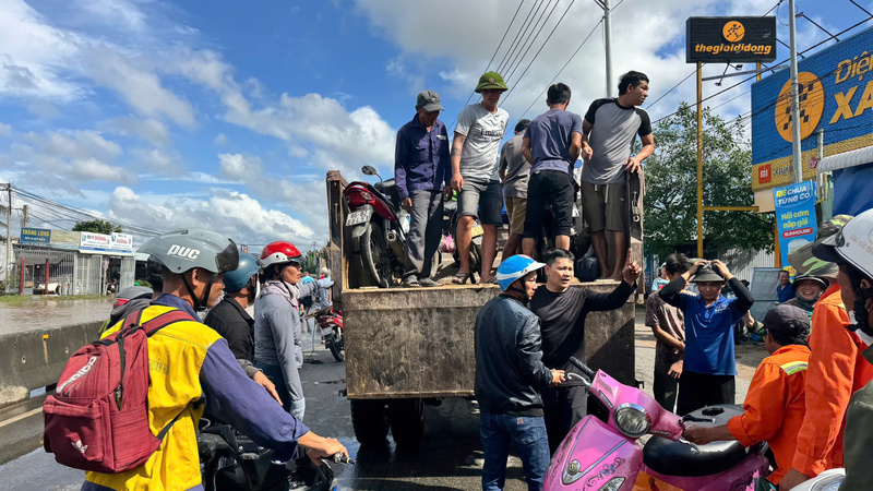 Lực lượng chức năng hỗ trợ người dân sơ tán đến các điểm an toàn. Ảnh: Duy Tuấn