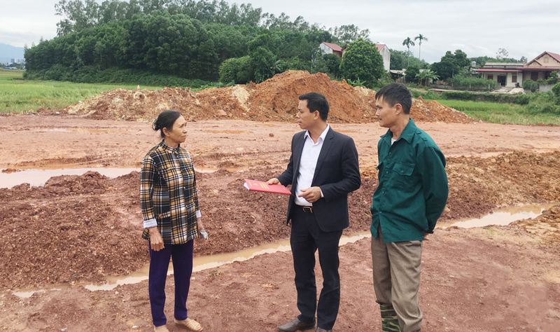 Vận động người dân hiến đất làm đường