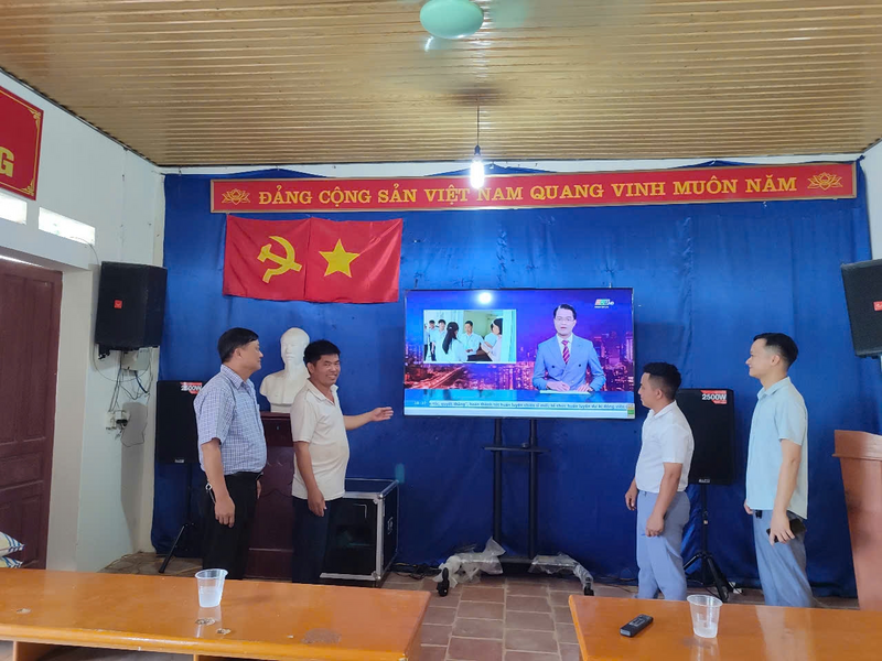 Ông Hoàng Văn Bình, Bí thư Chi bộ, Trưởng xóm Phú Thọ giới thiệu về các thiết bị được hỗ trợ