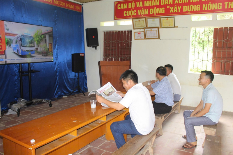 Đồng bào dân tộc Mông ở xóm Phú Thọ cập nhật các thông tin tại Điểm tiếp cận thông tin của xóm