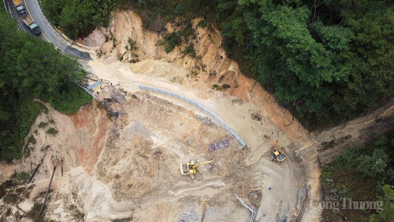 Đoạn đèo Mimosa tiếp tục bị đất đá đổ xuống tại vị trí bị đứt gãy cũ. Ảnh: Lê Sơn