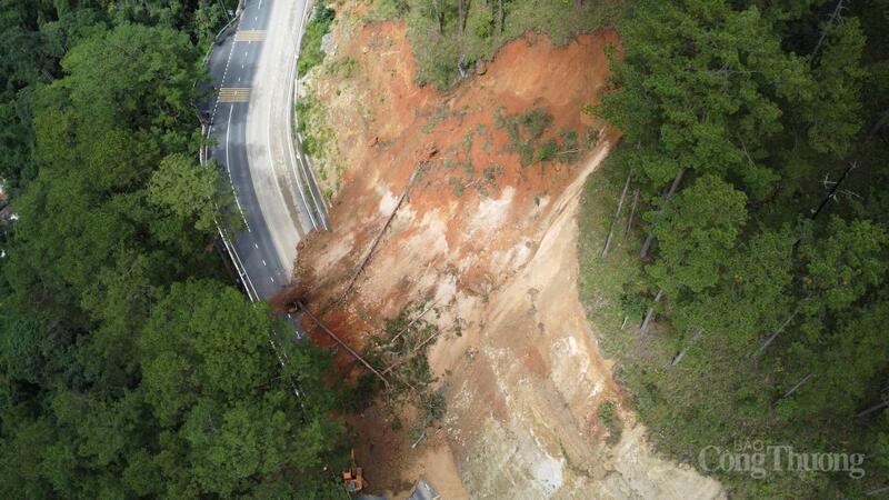 Đất, đá bất ngờ đổ xuống chắn hết phần đường lưu thông trên đèo Prenn. Ảnh: Lê Sơn