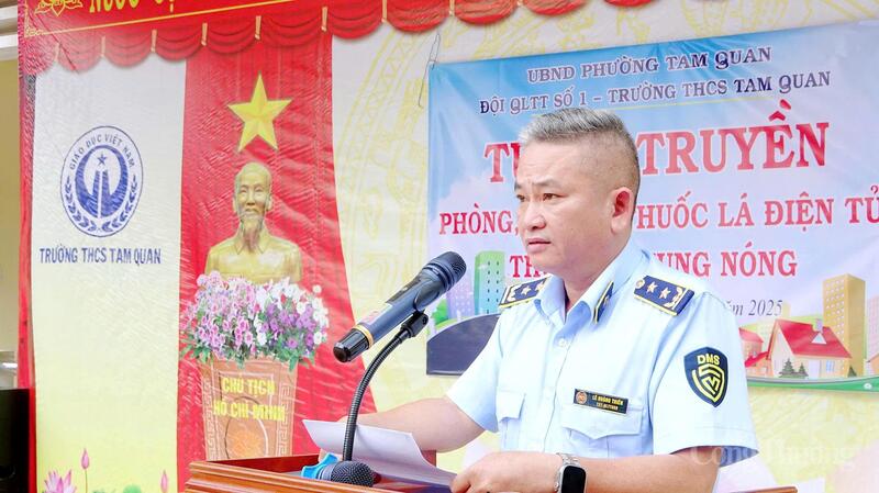 Lãnh đạo Đội Quản lý thị trường số 1 tuyên truyền về tác hại của thuốc lá điện tử.