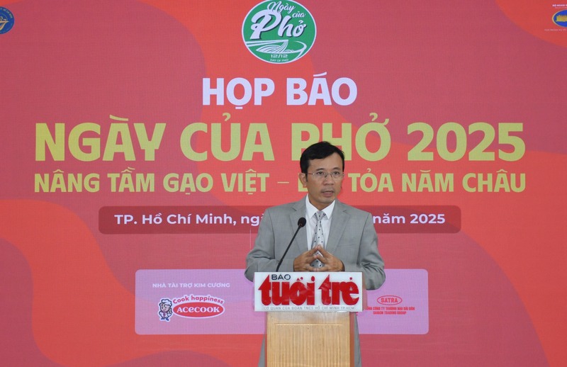 Nhà báo Trần Xuân Toàn - Phó Tổng Biên tập báo Tuổi Trẻ thông tin sự kiện Ngày của Phở 2025, tại họp báo. Ảnh: Minh Khuê.