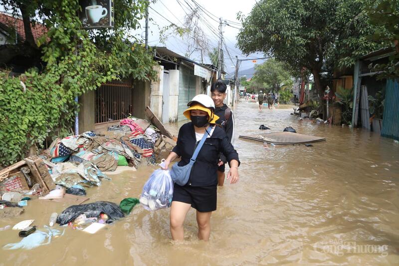 Nhiều tuyến đường bị ngập khiến việc di chuyển của người dân gặp nhiều khó khăn. Ảnh: Diễm Thương.
