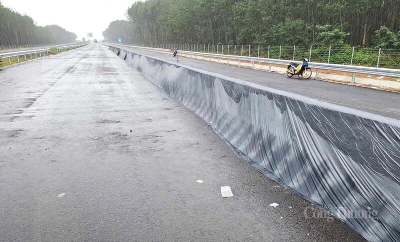 Mưa lớn kéo dài làm ảnh hưởng đến tiến độ Dự án cao tốc Khánh Hòa - Buôn Ma Thuột. Ảnh: Vũ Long