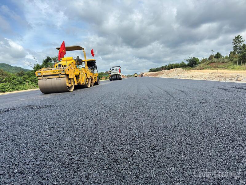 Nhà thầu thi công thảm nhựa Dự án cao tốc Khánh Hòa – Buôn Ma Thuột. Ảnh: Vũ Long
