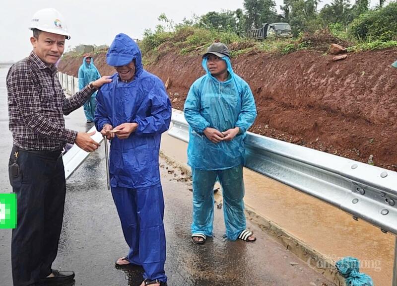 Ông Đặng Thọ Dần - Giám đốc điều hành Dự án thành phần 3 thăm hỏi công nhân thi công Dự án cao tốc Khánh Hòa - Buôn Ma Thuột. Ảnh: Vũ Long