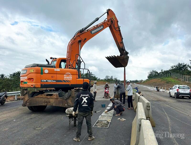 Công ty TNHH An Nguyên lắp dải phân cách cứng tại Dự án cao tốc Khánh Hòa - Buôn Ma Thuột. Ảnh: Vũ Long
