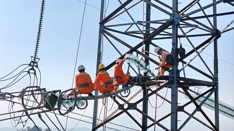 Các công nhân của PTC1 thao tác thay sứ trên lưới 500kV