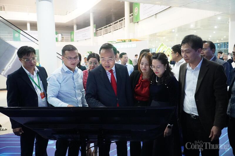 Thứ trưởng Nguyễn Hoàng Long tham quan tại gian hàng chuyển đổi số, công nghệ thực tế ảo tại Hội chợ