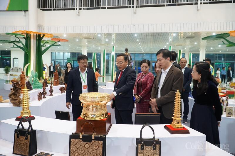 Thứ trưởng Nguyễn Hoàng Long tham quan khu trưng bày chung giới thiệu các sản phẩm công nghiệp nông thôn tiêu biểu năm 2025 của cả nước