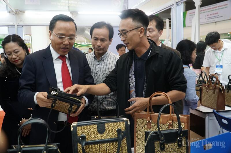 Thứ trưởng Nguyễn Hoàng Long tham quan các gian hàng sản phẩm xanh, thân thiện với môi trường