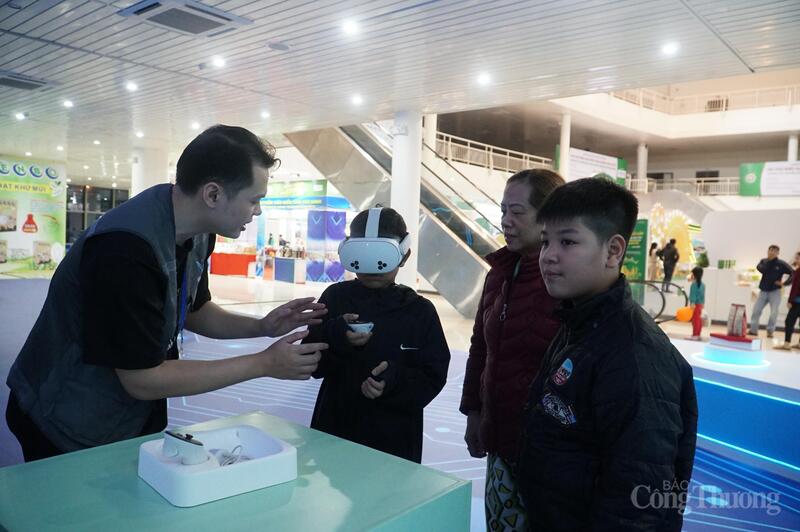 Người dân trải nghiệm công nghệ thực tế ảo tại Hội chợ