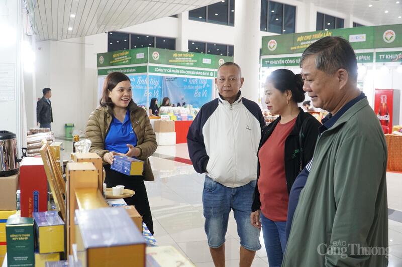 Người dân tham quan, mua sắm tại Hội chợ