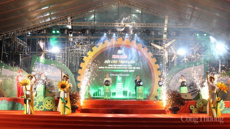 Khai mạc Hội chợ Triển lãm hàng công nghiệp nông thôn - Hướng tới chuyển đổi xanh và phát triển bền vững năm 2025