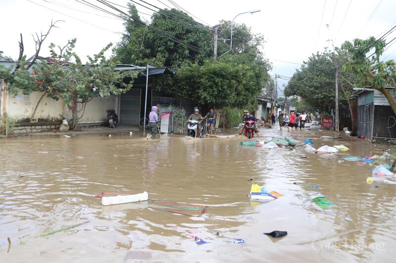 Người dân chưa kịp khắc phục hậu quả do trận mưa lũ vừa qua thì phải tiếp tục đối mặt với tình trạng ngập. Ảnh: Diễm Thương
