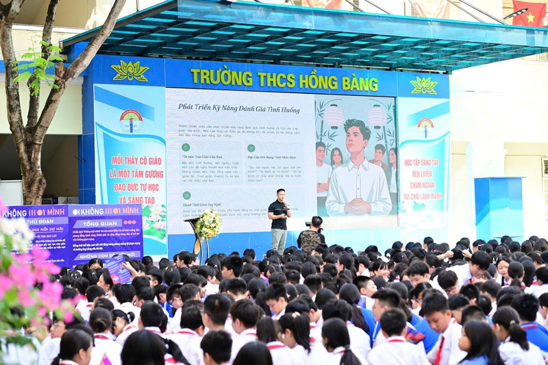 អ្នកជំនាញផ្នែកសន្តិសុខតាមអ៊ីនធឺណិត Hieu PC ក្នុងការផ្លាស់ប្តូរ និងចែករំលែកដោយផ្ទាល់ជាមួយសិស្សនៅអនុវិទ្យាល័យ Hong Bang អំពីការការពារ និងការប្រើប្រាស់ប្រកបដោយសុវត្ថិភាពក្នុងបរិយាកាសឌីជីថល។ រូបថត៖ NVCC។