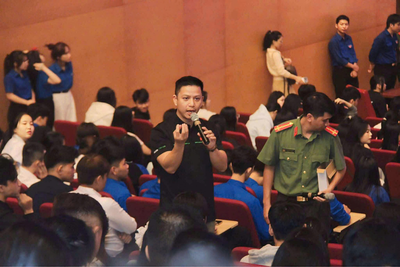 អ្នកជំនាញផ្នែកសន្តិសុខតាមអ៊ីនធឺណិត Ngo Minh Hieu PC ចែករំលែកគន្លឹះអំពីរបៀបប្រុងប្រយ័ត្នប្រឆាំងនឹងការបោកប្រាស់តាមអ៊ីនធឺណិតដ៏ទំនើប។ រូបថត៖ NVCC។