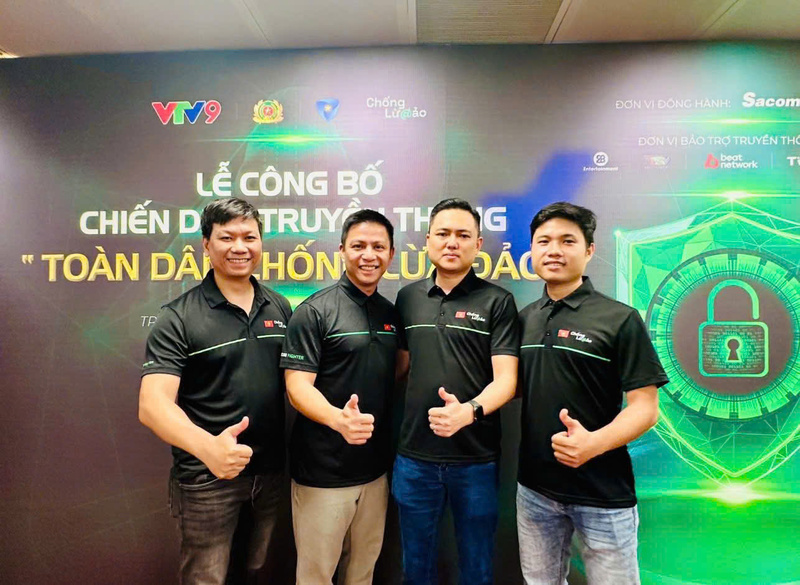 អ្នកជំនាញផ្នែកសន្តិសុខតាមអ៊ីនធឺណិត Hieu PC (ទីពីរពីឆ្វេង) និងសហការីរបស់គាត់ចូលរួមជាទៀងទាត់នៅក្នុងកម្មវិធីដើម្បីចែករំលែកបទពិសោធន៍ក្នុងការទប់ស្កាត់ការក្លែងបន្លំនៅក្នុងបរិយាកាសឌីជីថល។ រូបថត៖ NVCC។