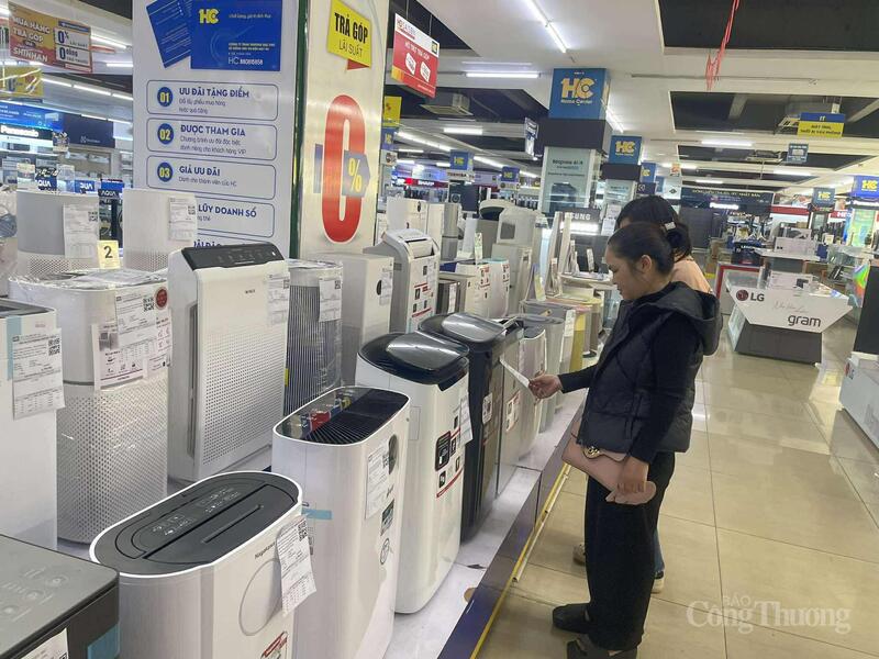 Chị Hường tìm mua sản phẩm máy lọc không khí tại siêu thị điện máy HC.