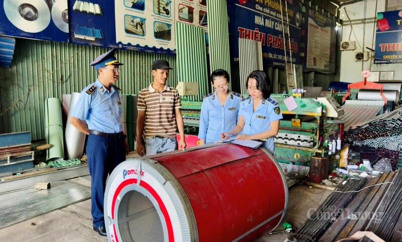 Các đội Quản lý thị trường tăng cường kiểm tra, tuyên truyền các cơ sở kinh doanh vật liệu xây dựng không tăng giá, đảm bảo cung ứng đủ vật liệu trong quá trình tái thiết nhà ở sau bão lũ.