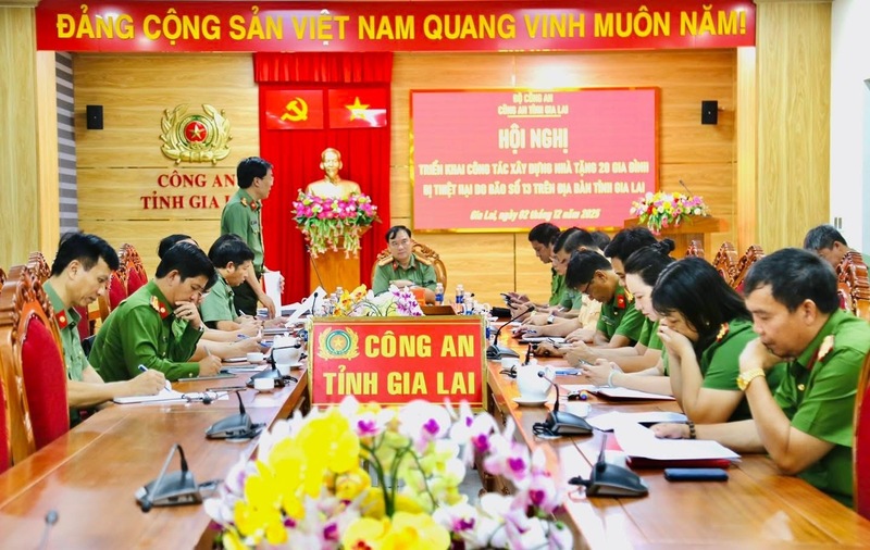 Công an tỉnh Gia Lai tổ chức hội nghị triển khai công tác xây dựng 20 căn nhà tặng các gia đình bị thiệt hại nặng do bão số 13.