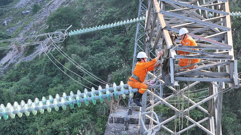 Lắp bổ sung vòng và Sừng Đẳng Áp tại VT 391-392 do đội TTĐ Thanh Hóa thực hiện