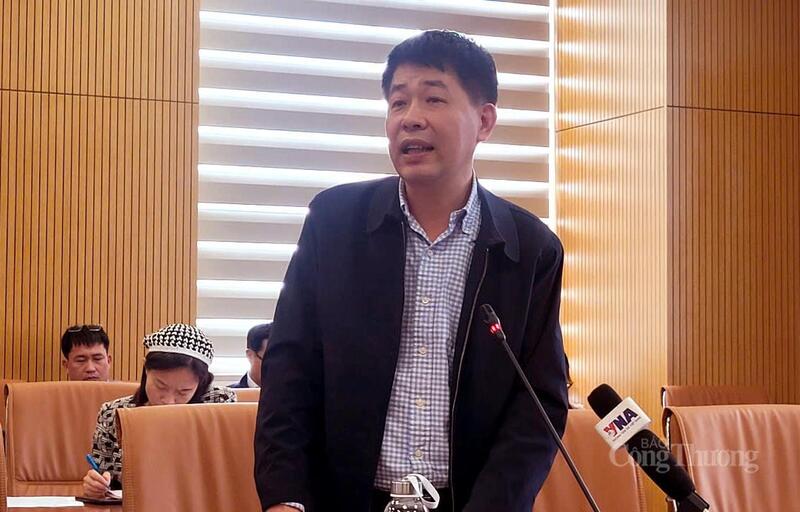 Ông Mai Văn Phấn, Phó Cục trưởng Cục Quản lý đất đai (Bộ Nông nghiệp và Môi trường) thông tin tại cuộc họp báo. Ảnh: N.H