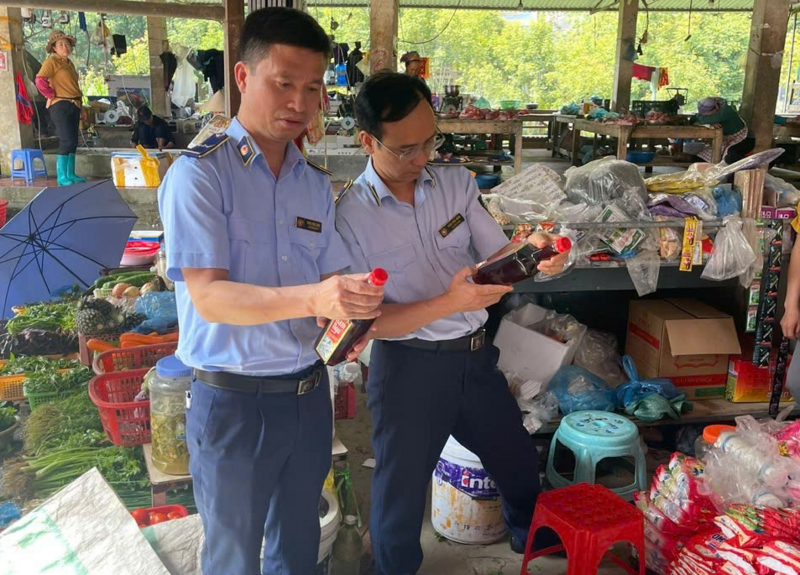 Cán bộ Đội Quản lý thị trường số 5, Chi cục Quản lý thị trường tỉnh Lào Cai kiểm tra hàng hóa tại chợ vùng cao. Ảnh: Huyền Trang